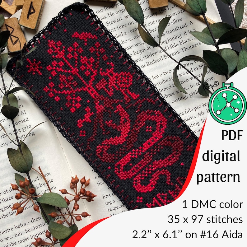 K&ouml;nnte beinhalten: Schwarzer und roter Kreuzstich-Lesezeichen mit einem Baum- und Schlangenmuster. Das Lesezeichen misst 5,6 cm x 15,5 cm und tr&auml;gt den Text "PDF digital pattern". Das Muster umfasst 1 DMC-Farbe und 35 x 97 Stiche.