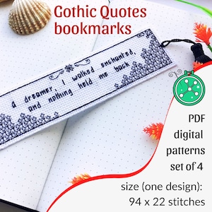 Puede incluir: Conjunto de cuatro patrones digitales de punto de cruz en formato PDF para marcapáginas. Cada patrón presenta una cita gótica, como "a dreamer, I walked enchanted, and nothing held me back". Los patrones tienen 94 puntos de ancho por 22 puntos de alto.