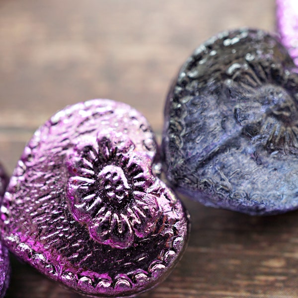 Cuenta de cristal checo con forma de corazón y flor grabada, color morado metalizado, 17 x 7 mm
