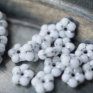 Lit&#39;l White Flowers, Disc Beads, Beads, 87-4sa