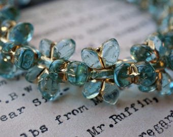 Lot De 200 Perles Anciennes En Verre Bleu Forme Papillon - Vintage - Fabriqué En France