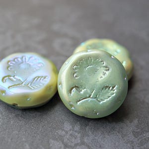 FREE SHIPPING A Daisy, Flower Beads, Czech Beads, Beads, 125-1sa