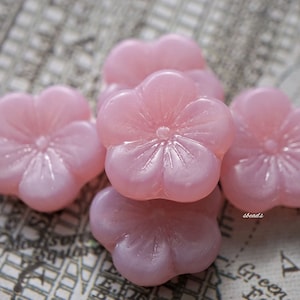 20 mm große rosa tschechische Glasperlen in Blumenform, glänzendes Zubehör für die Schmuckherstellung mit floralem Muster