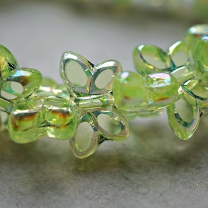 KOSTENLOSER VERSAND - 20 x 11 mm tschechische Glas Schmetterlings Perle - Transparentes Hellgrün mit lustered Kanten