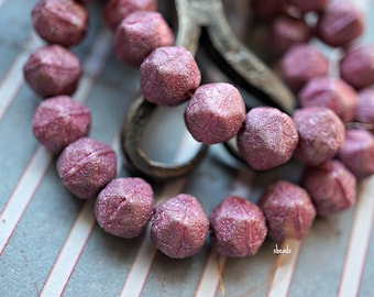 Tsjechische glaskralen van 8 mm, geëtst met roze waslaag, facetgeslepen volgens de Engelse slijpvorm.