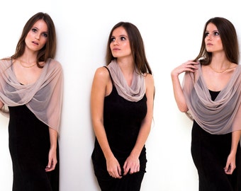 Bufanda infinita convertible beige con cuatro opciones de uso: chal, bolero, bufanda infinita y cruzada. Chal beige transparente, bolero convertible.