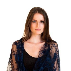 Zierliches Lace Tuch mit 4 Tragevarianten. Zierlicher Bolero, Wandelbarer Schal, Vielseitiges Tuch, Geschenk für Sie, Geschenk für Mutter, kleiner Spitzen-Wrap