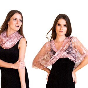 Puede incluir: Cuatro mujeres con vestidos negros y chales de encaje rosa. Los chales est&aacute;n drapeados sobre los hombros y est&aacute;n hechos de una tela delicada y transparente. Las mujeres miran todas a la c&aacute;mara.