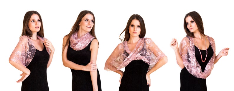 Puede incluir: Cuatro mujeres con vestidos negros y chales de encaje rosa. Los chales est&aacute;n drapeados sobre los hombros y est&aacute;n hechos de una tela delicada y transparente. Las mujeres miran todas a la c&aacute;mara.
