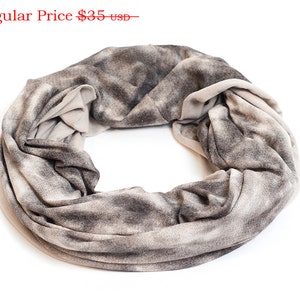 Rundschal für Mann oder Frau, Taupe Smokey Infinity Schal, Warmer Winter Schal Unisex Infinity Schal, Mode Loop Schal, Geschenk für Sie oder Ihn