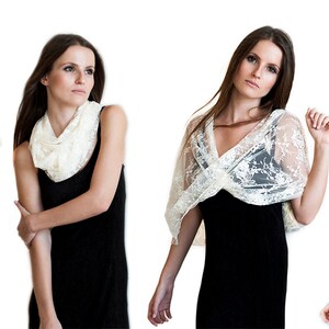 Puede incluir: Cuatro mujeres con hombros de encaje blanco sobre vestidos negros. Los hombros son transparentes y tienen un delicado patr&oacute;n floral. Las mujeres est&aacute;n de pie en fila, mirando a la c&aacute;mara.