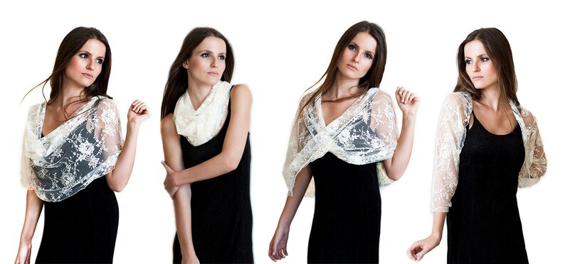 Puede incluir: Cuatro mujeres con hombros de encaje blanco sobre vestidos negros. Los hombros son transparentes y tienen un delicado patr&oacute;n floral. Las mujeres est&aacute;n de pie en fila, mirando a la c&aacute;mara.