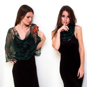 Puede incluir: Cuatro mujeres con vestidos negros y chales de encaje verde. Dos de las mujeres miran a la c&aacute;mara, una sostiene una flor roja y otra se lleva un dedo a los labios.