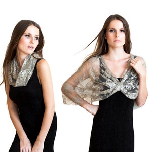 Puede incluir: Cuatro modelos llevando una estola de encaje dorado sobre un vestido negro. La estola se puede llevar de varias maneras, como una bufanda, una envoltura o una capa.