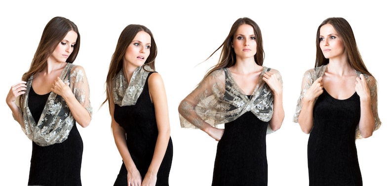 Puede incluir: Cuatro modelos llevando una estola de encaje dorado sobre un vestido negro. La estola se puede llevar de varias maneras, como una bufanda, una envoltura o una capa.