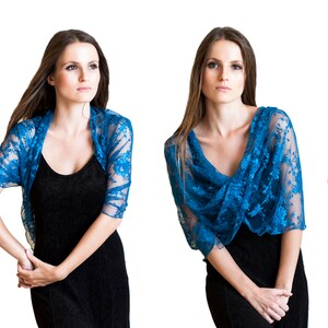 Puede incluir: Un chal de encaje turquesa drapeado sobre un vestido negro. El chal se muestra de cuatro maneras diferentes, mostrando c&oacute;mo se puede llevar.