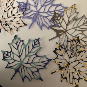 Découpes feuille d'érable, pour cartes, scrapbooking et travaux manuels en papier. 25 pièces de couleurs aléatoires assorties. Article amusant !