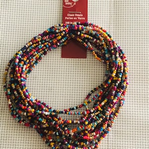 PERLES DE GRAINES multicolores. 240 pouces, 609,6 cm. Taille 12/0 très petites perles de verre sur carte,