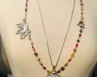 Naszyjnik z WIELU sznurów, koralikowy z liściem klonu i naszyjnik z krzyżykiem ze strasami na srebrnym łańcuszku. Wysyłka z Kanady.