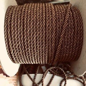 Cordon vintage, pour CRAFTS & Jewelry en couleur CACAO, parfait pour divers projets de couture. Longueurs de 3 verges