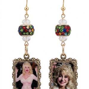 Pendientes de Dolly Parton. Cuentas de colores vivos, fotos de Dolly en marcos vintage. Hechos a mano. Envío desde Canadá.