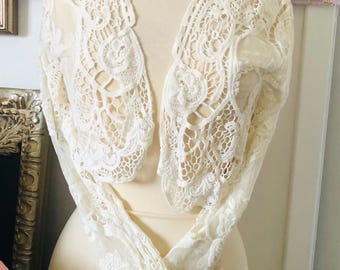 Bolero Shrug, Vintage style crochet lace. Creamy white in colour. Ships from Canada
