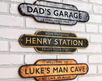 Gepersonaliseerde metalen bord treinstation – vintage rustieke plaquette, aangepaste kleuren en maten, elke naam