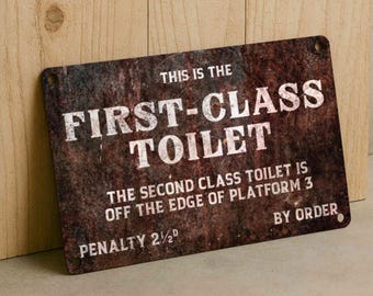 Targa in metallo vintage con umorismo da toilette – Targa con satira sulle ferrovie britanniche per decorare il bagno o il bagno degli ospiti