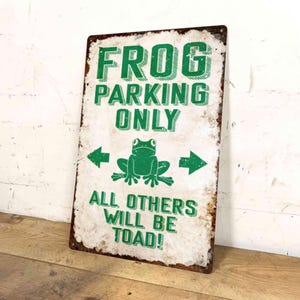 Letrero metálico de aparcamiento con forma de rana: un juego de palabras vintage para decorar el jardín, el baño o la entrada de invitados.
