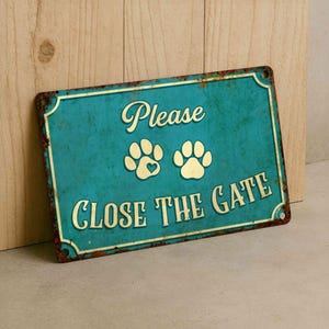 Close the Gate Metal Sign – Vintage Pet Reminder Wall Decor for Yard, Porch or Entryway