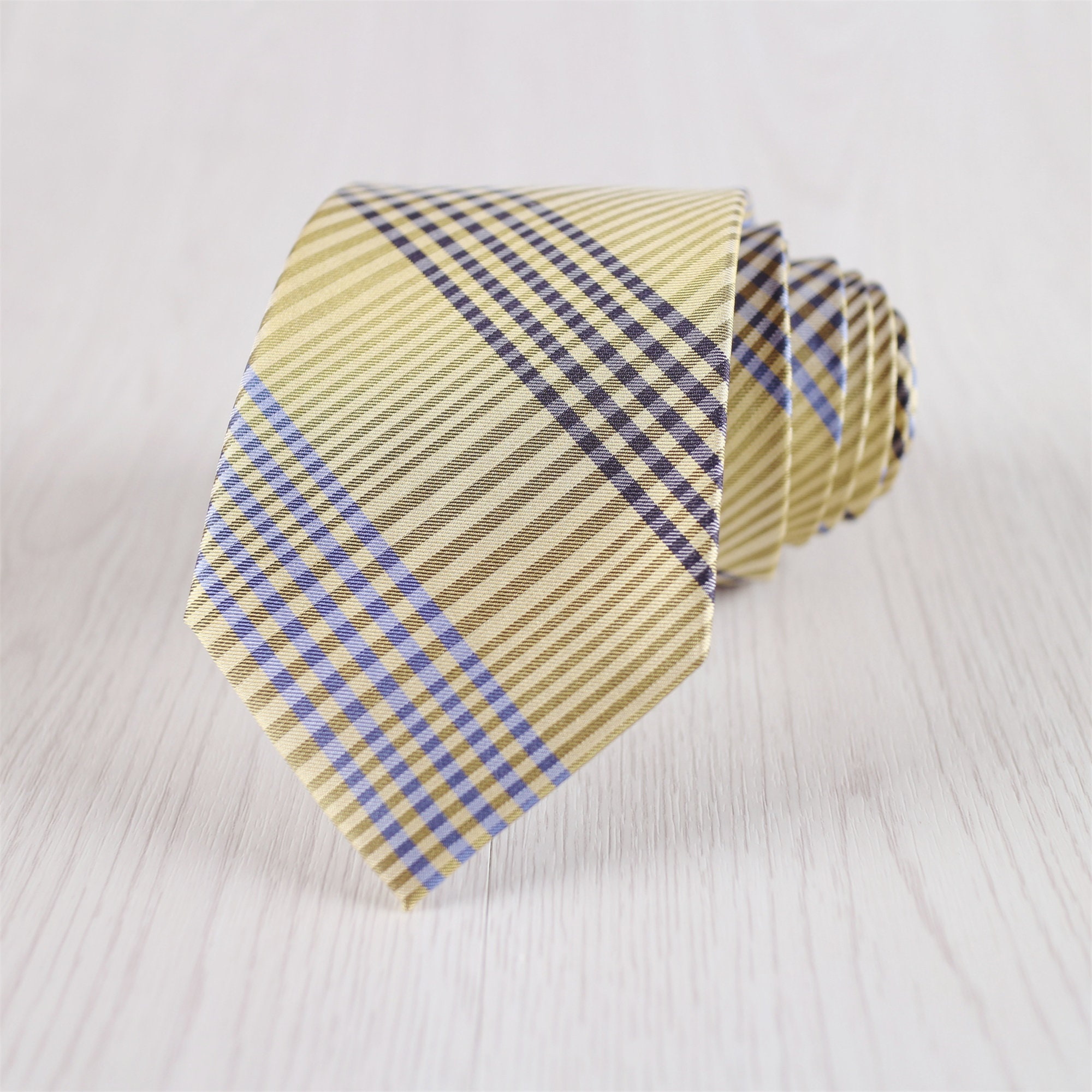 necktie yellow