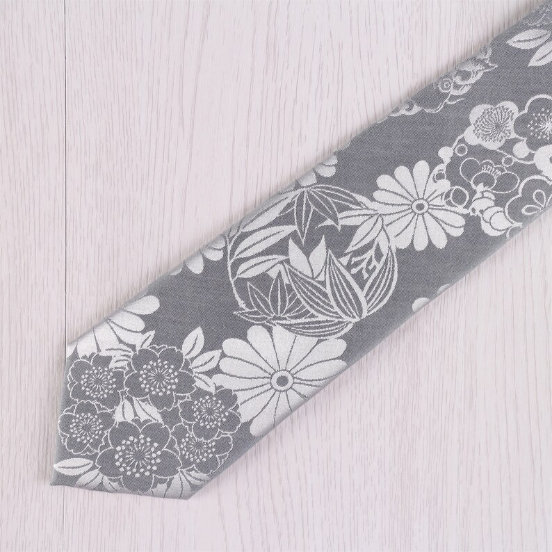 necktie gray
