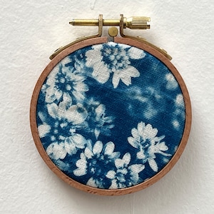 cyanotype fleur sur tissu dans un tambour à broder