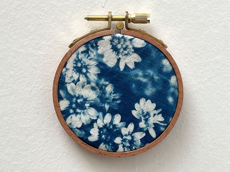 cyanotype fleur sur tissu dans un tambour à broder