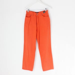80er Jahre VERSACE Orangefarbene Slim High Waist Jeans mit Medusa Head Logo aus Metall