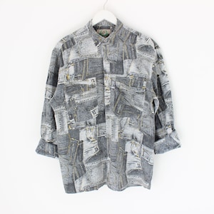 Op de afbeelding: Een lang mouw overhemd met knopen en een patchwork ontwerp met verschillende tinten blauw denim.