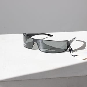 Gafas de sol unisex de diseño vintage minimalista con máscara envolvente de metal negro futurista/ciencia ficción de Giorgio Armani de los años 90.