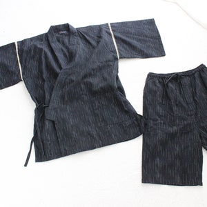 90-tals herrset i bomullsgasväv, tvådelad kimono med omlottbadrock och shorts, matchande lounge chill hippie festival