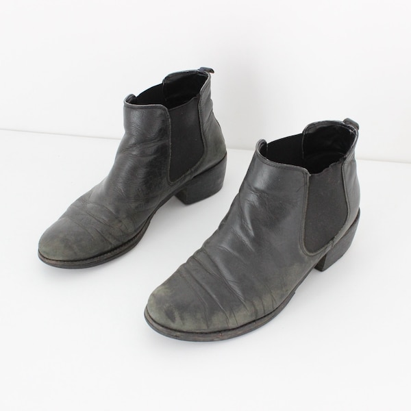90s Grunge Vintage Characterful Weathered Black Leather Round Toe Cuban Heel Pull On Ankle Boots - Euro 39