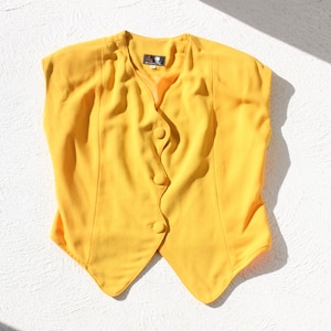 Gilet/camicia anni '80 in crepe giallo girasole con bottoni, prodotto in Australia.