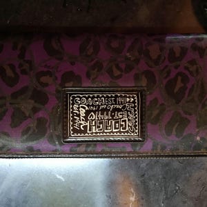 Cartera de acordeón con purpurina morada, negra y gris Madison Ocelot de Coach