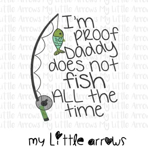 Puede incluir: Ilustración en blanco y negro de una caña de pescar con un pez en la línea. El texto "I'm proof Daddy does not fish all the time" está escrito alrededor de la caña. El texto "my Little arrows" está escrito debajo de la caña.