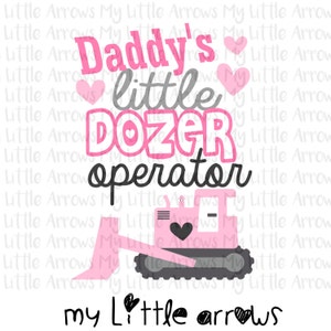 Könnte beinhalten: Rosa-graues Grafikdesign mit dem Text "Daddy's little DOZER operator" und einem rosafarbenen Spielzeugbulldozer mit einem schwarzen Herzen an der Seite. Der Text "my little arrows" befindet sich am unteren Rand des Designs.