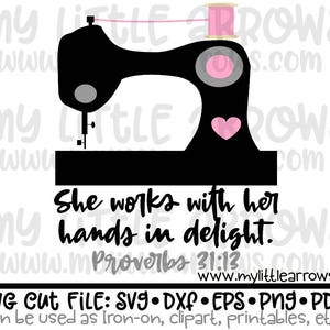 Puede incluir: Silueta en blanco y negro de una máquina de coser con un carrete de hilo y un corazón. El texto "She works with her hands in delight. Proverbs 31:13" está debajo de la imagen.  SVG Cut File: SVG DXP EPS PNG PDF. Se puede usar como plancha, clipart, imprimibles, etc!