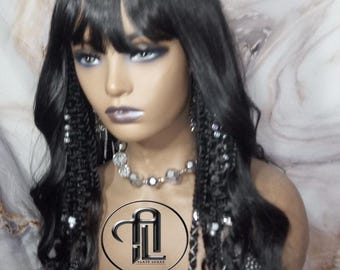Peluca negra completa con flequillo trenzado de rastas, trenza sintética de crochet suave estilo bohemio, trenza bohemia negra larga, ondulada, rizada y texturizada, decoración plateada.