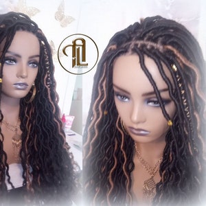 Boho Göttin Faux Loc Perücke 4x4 Lace Closure No Baby Hairs Dread Perücke Wellig Schwarz Dreads Honigblond 27 Synthetische Nu Goth Marley Dred Lock
