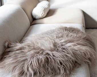 extravagant, cuddly, taupe Icelandic lambskin*lambskin/ peau d'agneau sheepskin