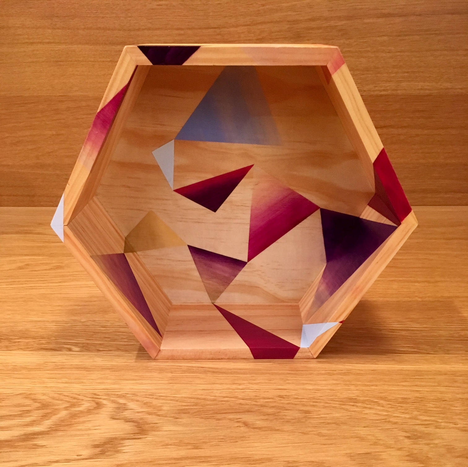 Horizon de Humboldt, Un Hexagonal Étagère & Shadow Box avec Conception Géométrique Peinte à La Main 