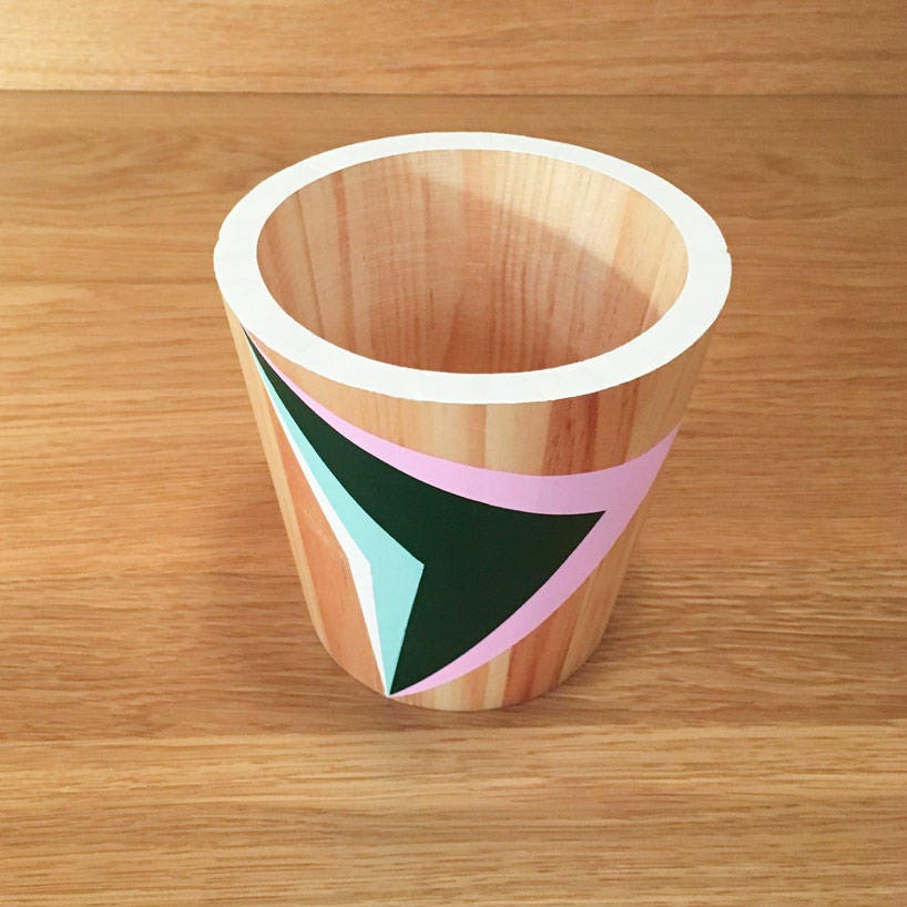 Fort Bragg Falaises, Un Récipient de Bois/Pot avec Décor Géométrique Peint à La Main