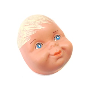 Vintage poppengezicht van zacht plastic: witblond haar, blauwe ogen - kunstpopmasker